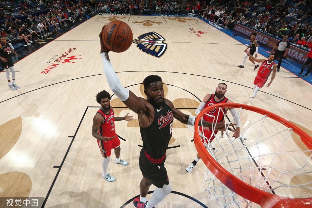 离禁区右侧 离禁区右侧